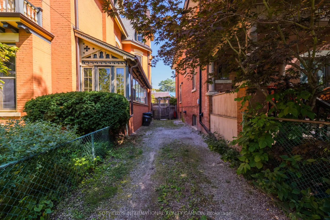21 Rose Avenue — photo 50