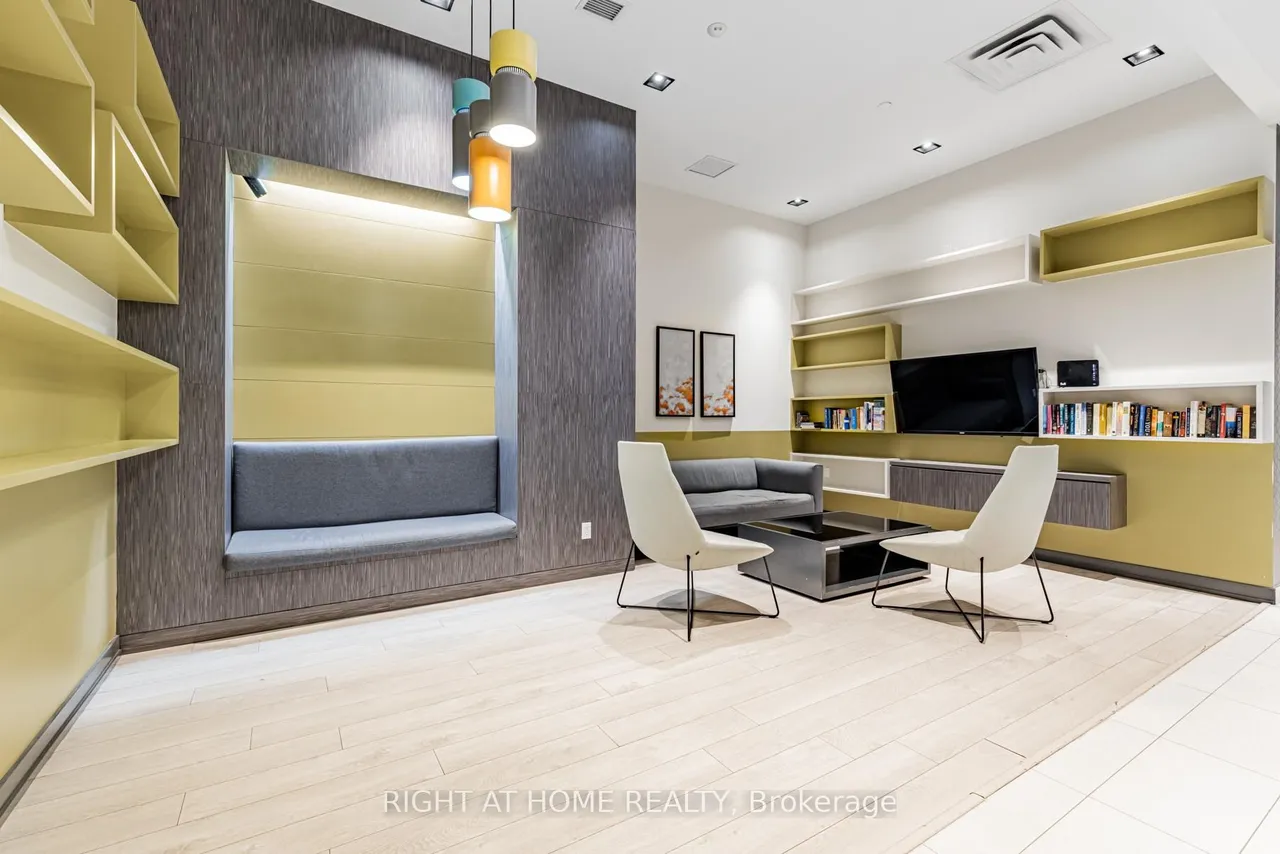 128 Fairview Mall Drive — photo 30