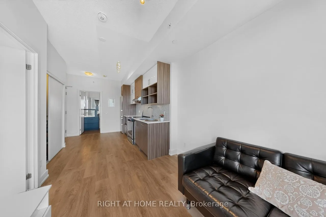 128 Fairview Mall Drive — photo 3