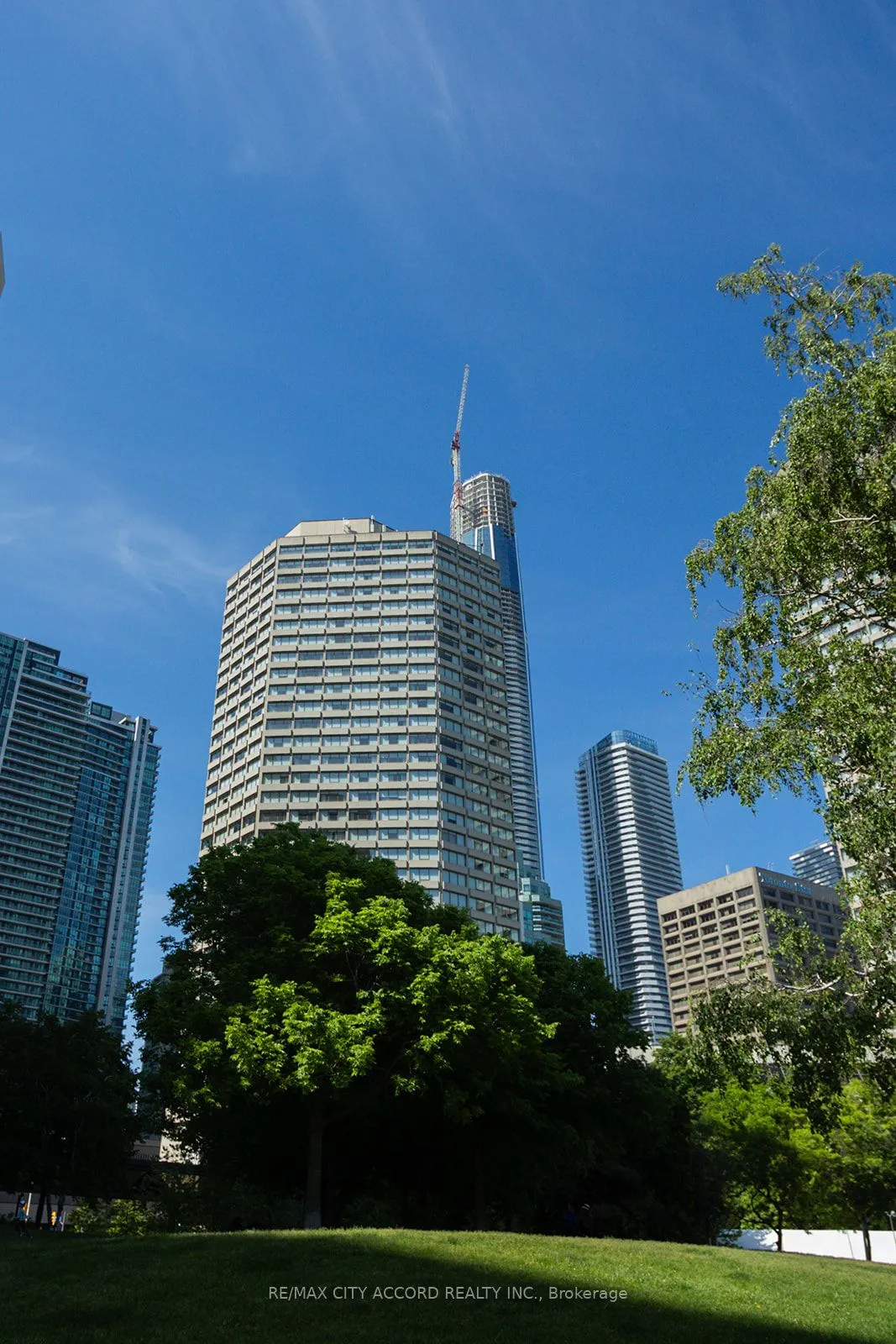 33 Harbour Square — photo 3