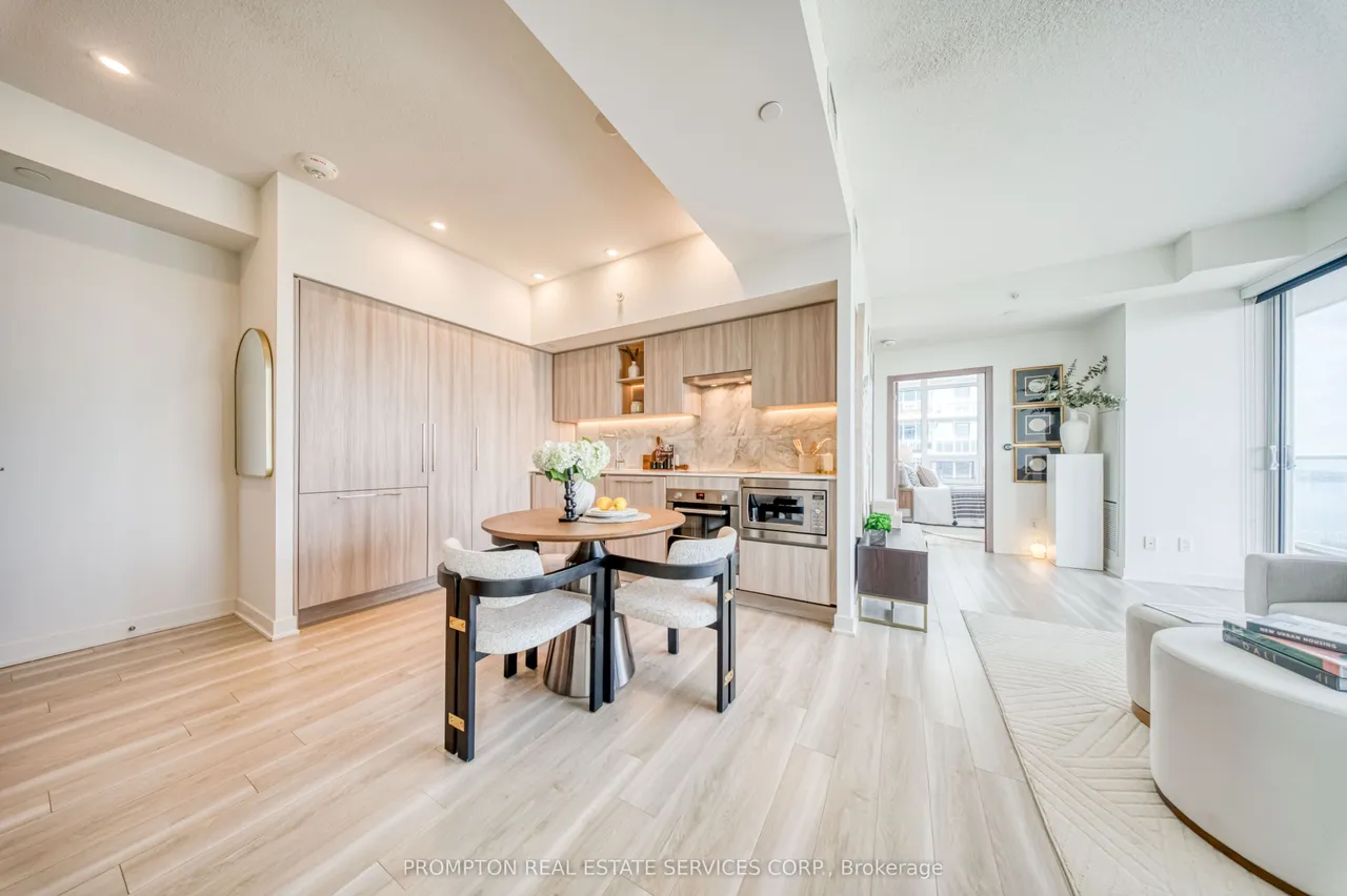 19 Bathurst Street — photo 3