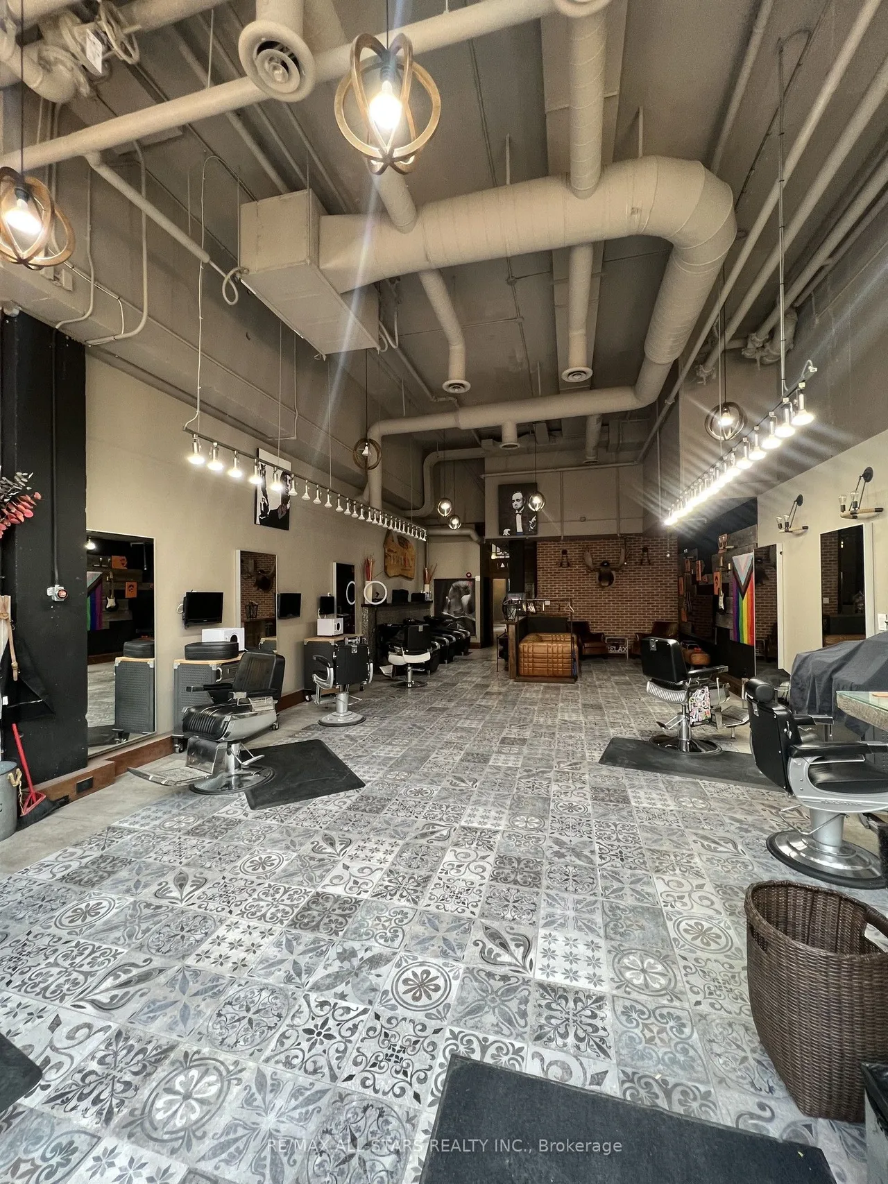 477 Richmond Street W — photo 3