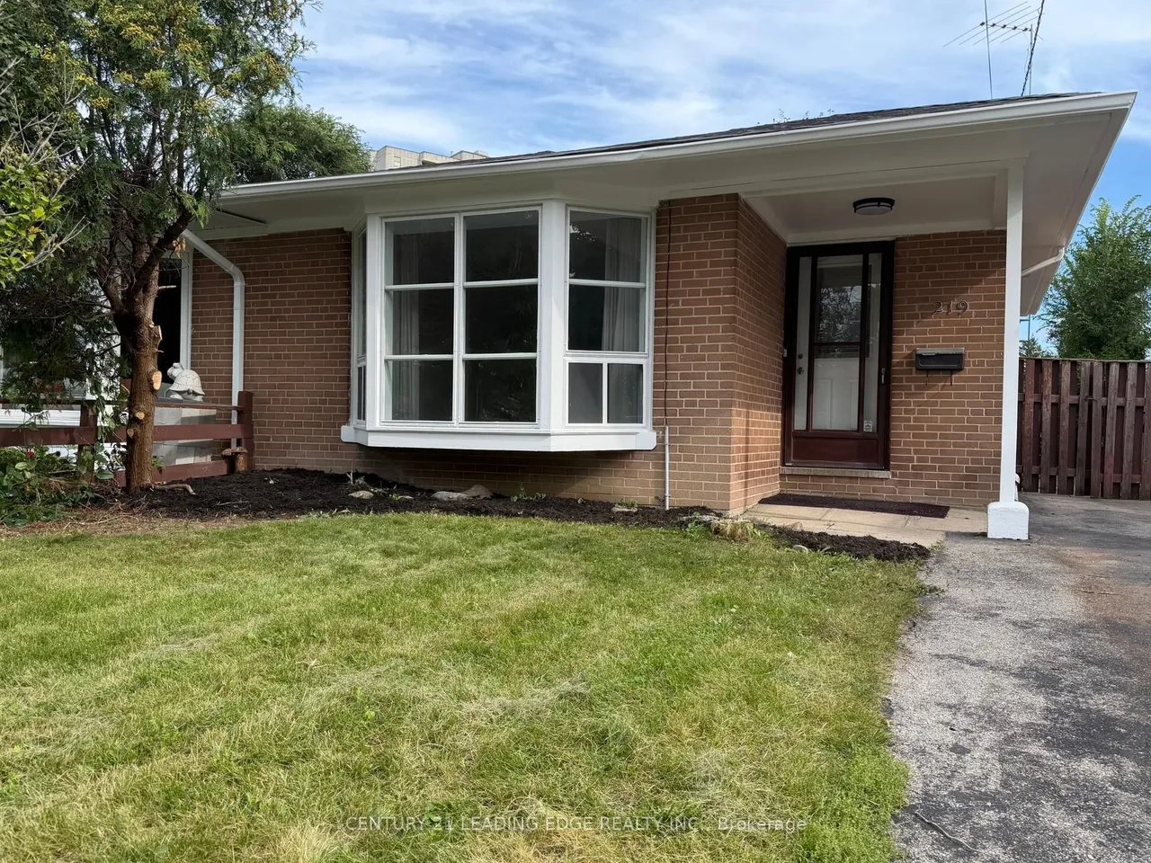 219 Lynedock Crescent — photo 2