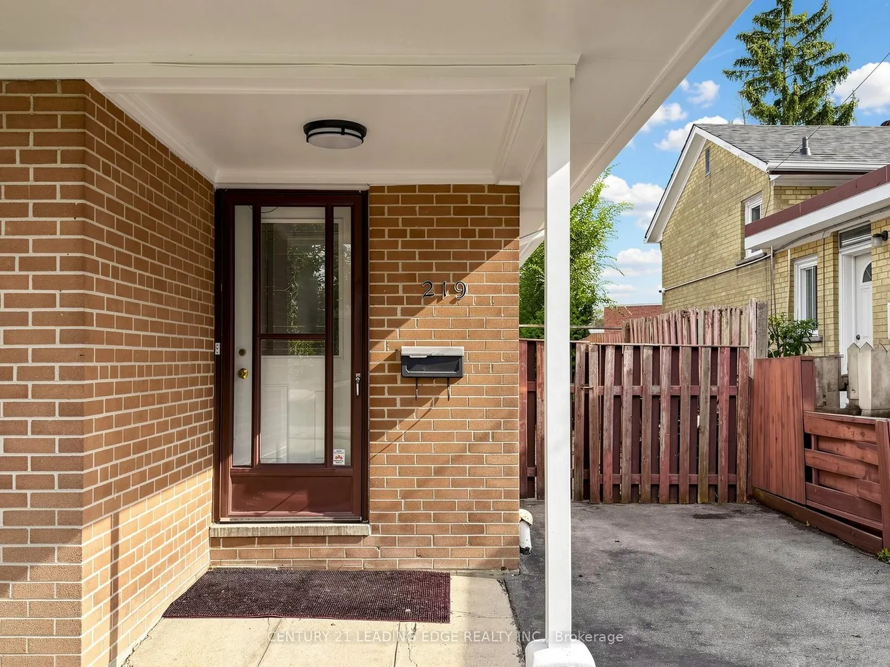 219 Lynedock Crescent — photo 3