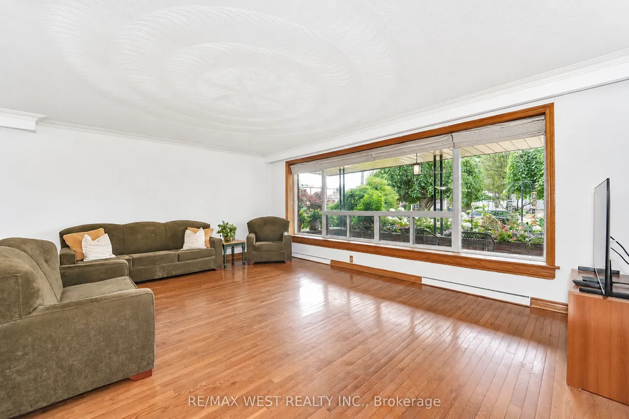 14 Model Avenue — photo 3