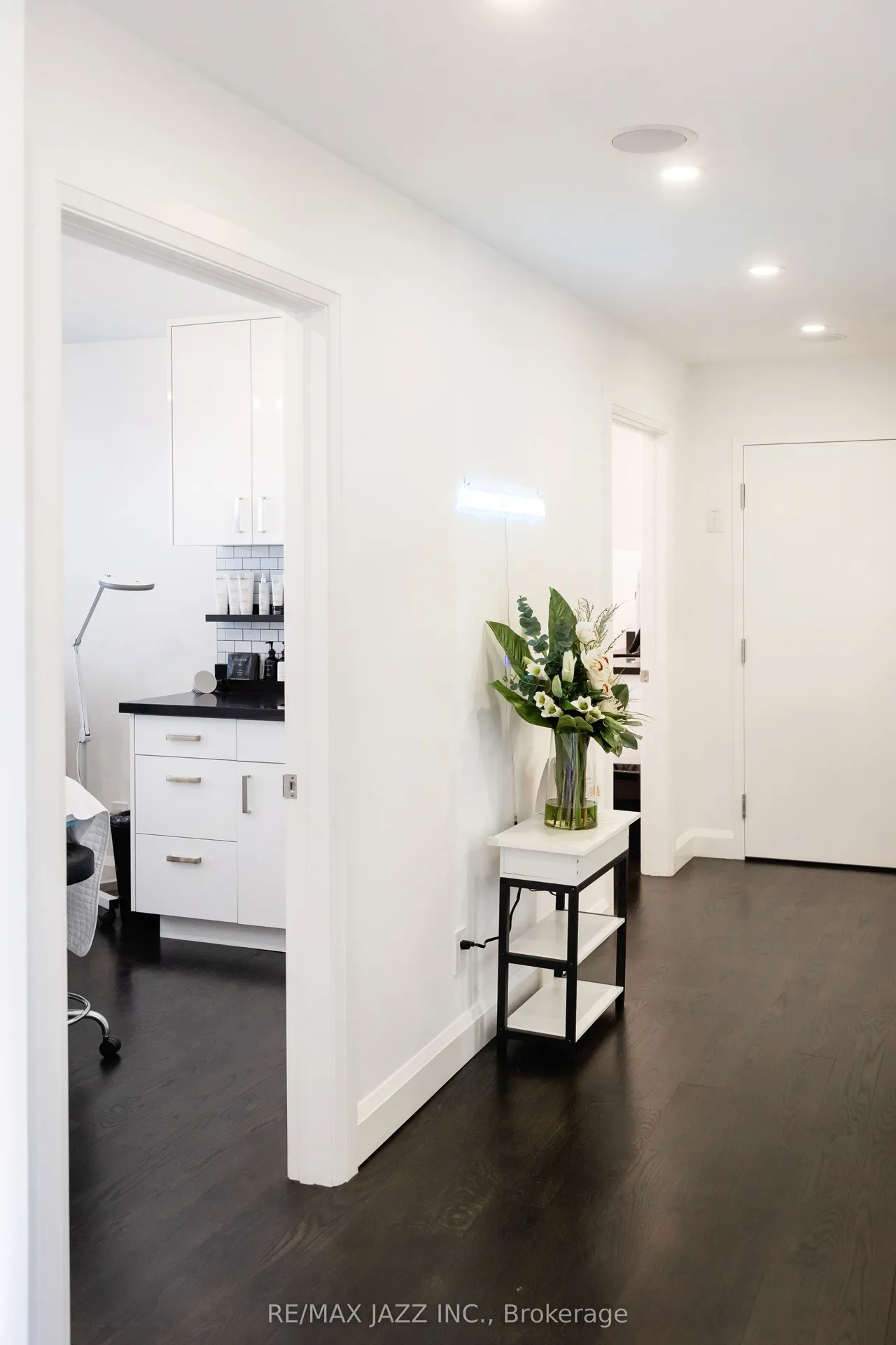 1533 Dundas Street E — photo 11