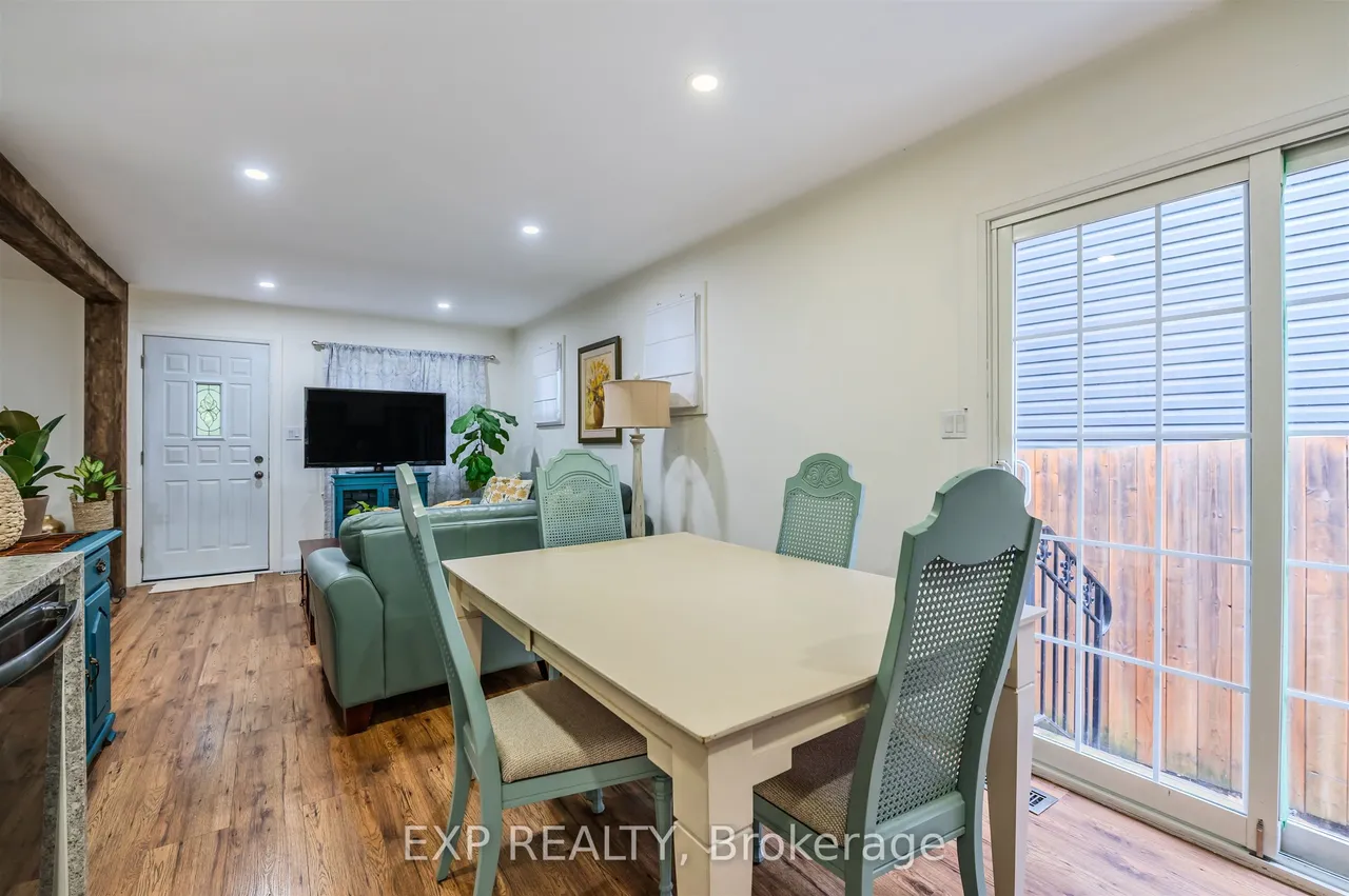 829 Athol Street — photo 3