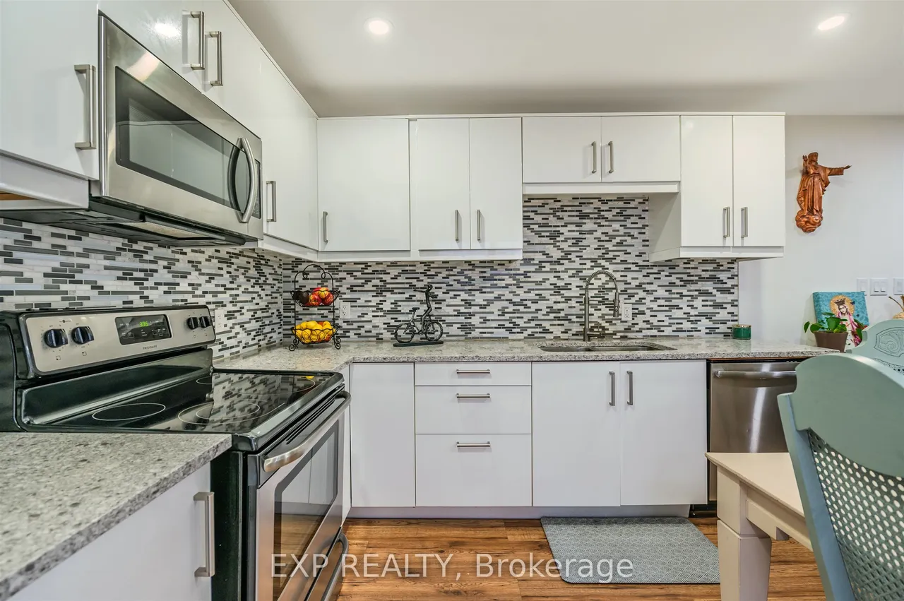 829 Athol Street — photo 2