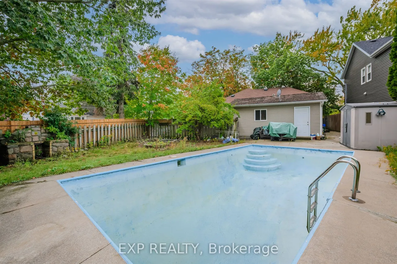 829 Athol Street — photo 17