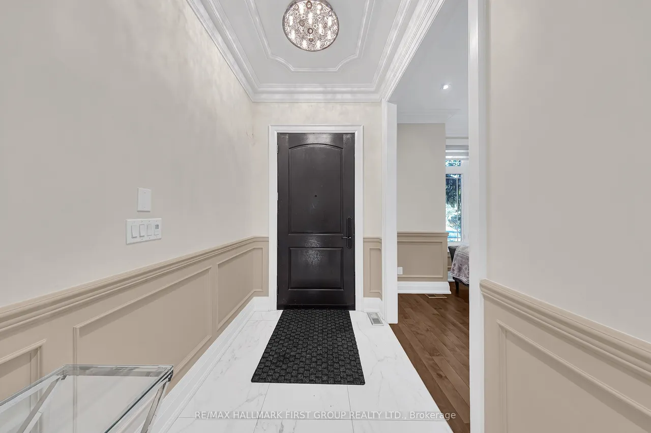 752 Hillview Crescent — photo 3