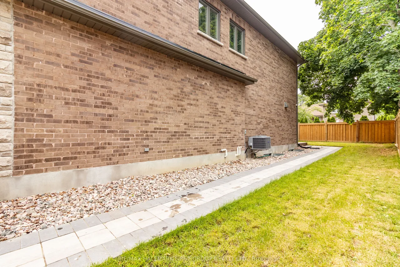752 Hillview Crescent — photo 48