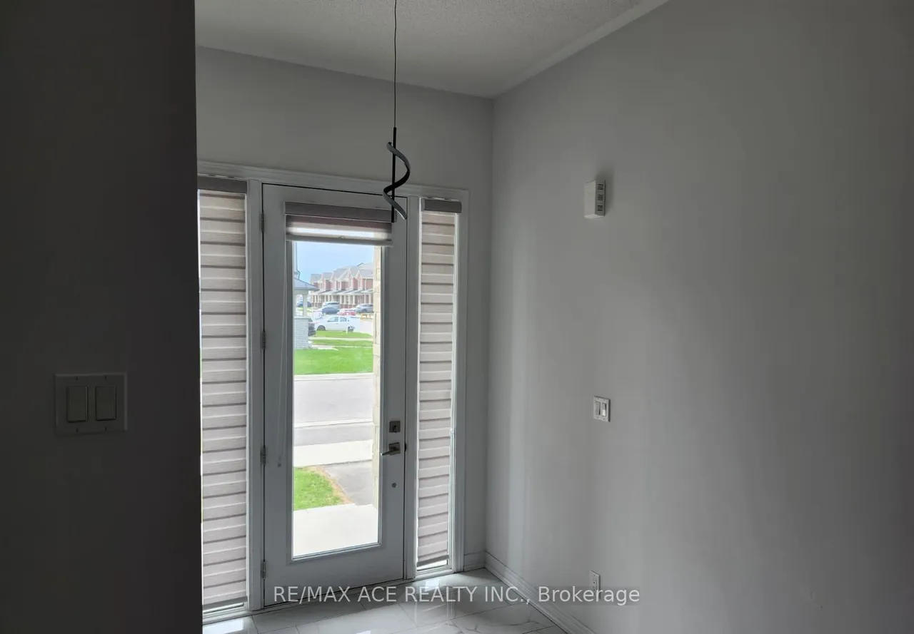 976 Andrew Murdoch Street W — photo 2