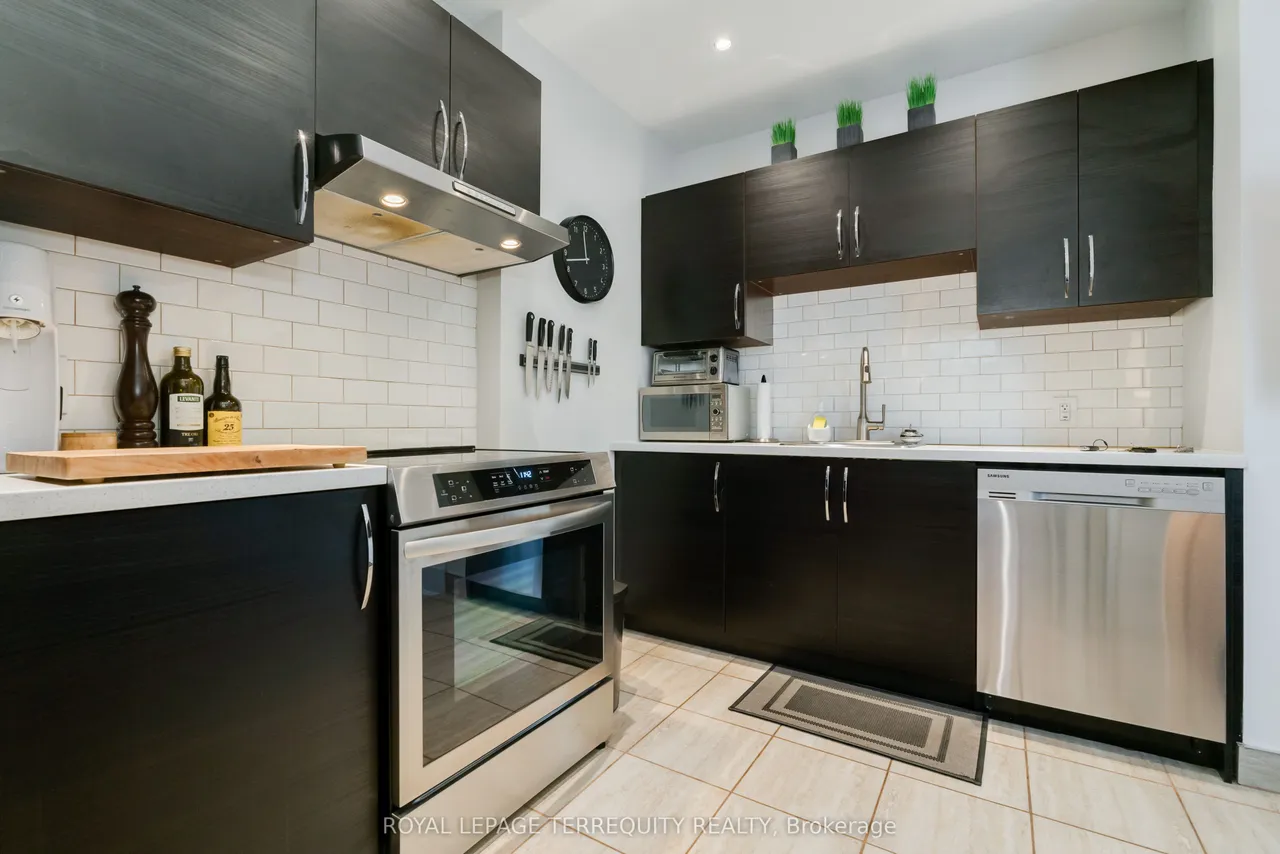 894 Queen Street E — photo 17