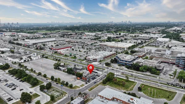 2043 Eglinton Avenue E — photo 2