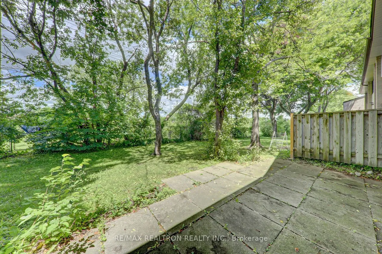 10 Livonia Place, Unit 105 — photo 32