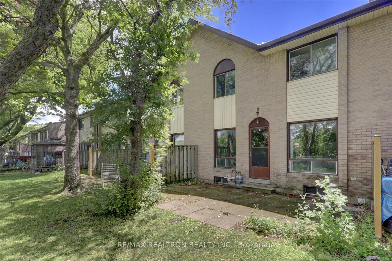 10 Livonia Place, Unit 105 — photo 33