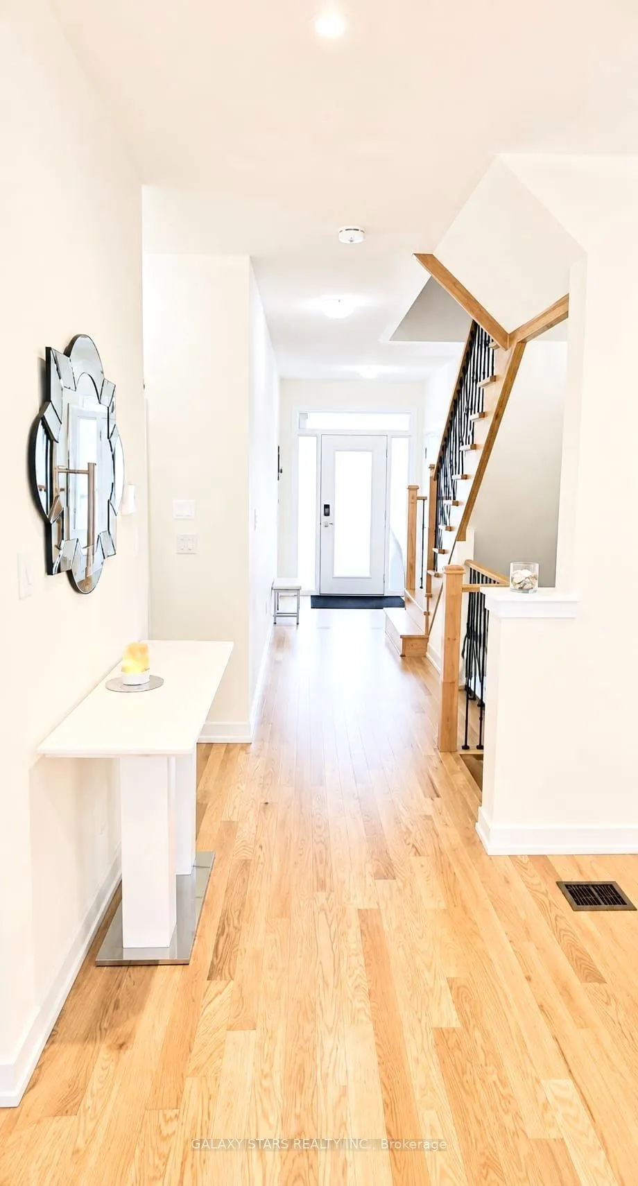 70 Mountainside Crescent — photo 2