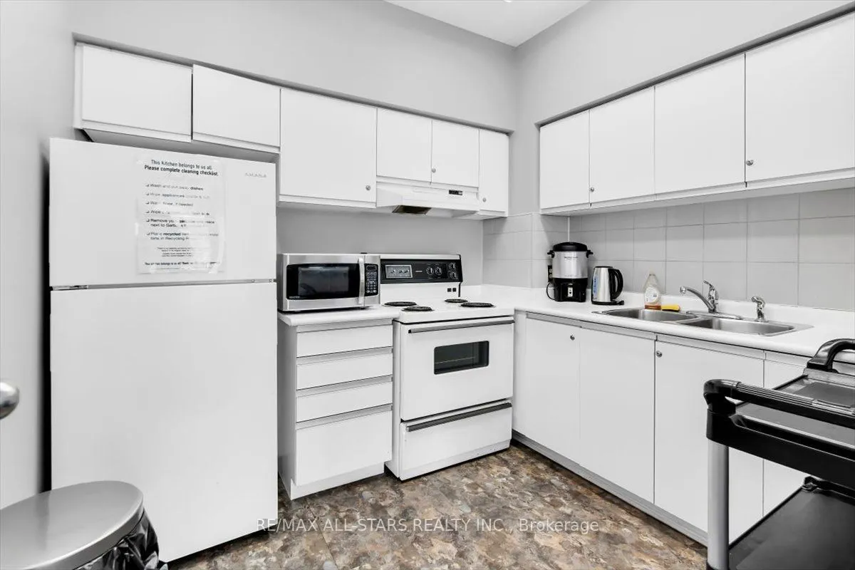 711 Rossland Road E, Unit 1002 — photo 32