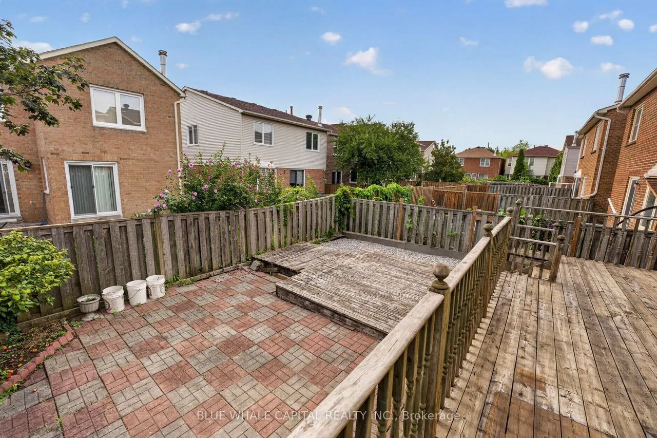 61 Holmbush Crescent — photo 44