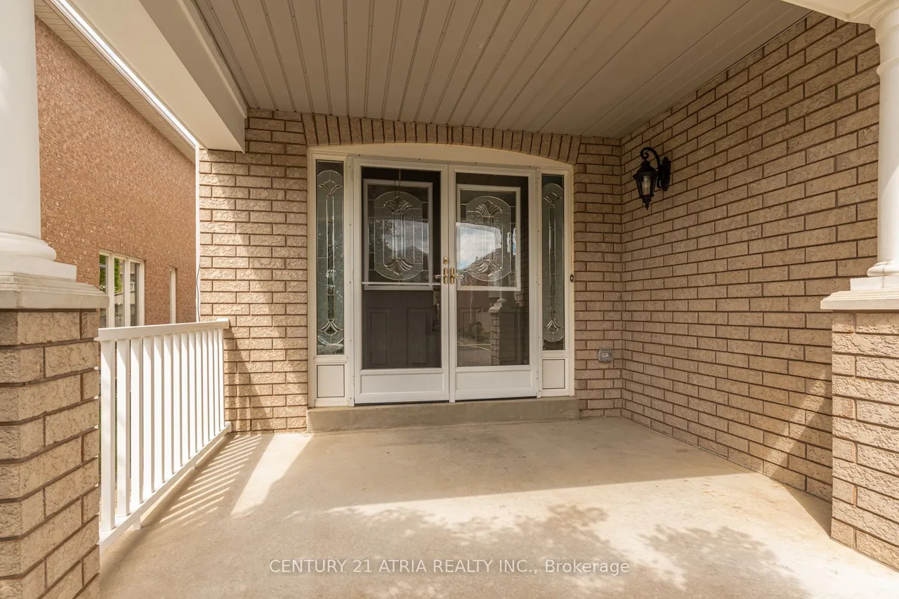 14 Robert Attersley Drive W — photo 2