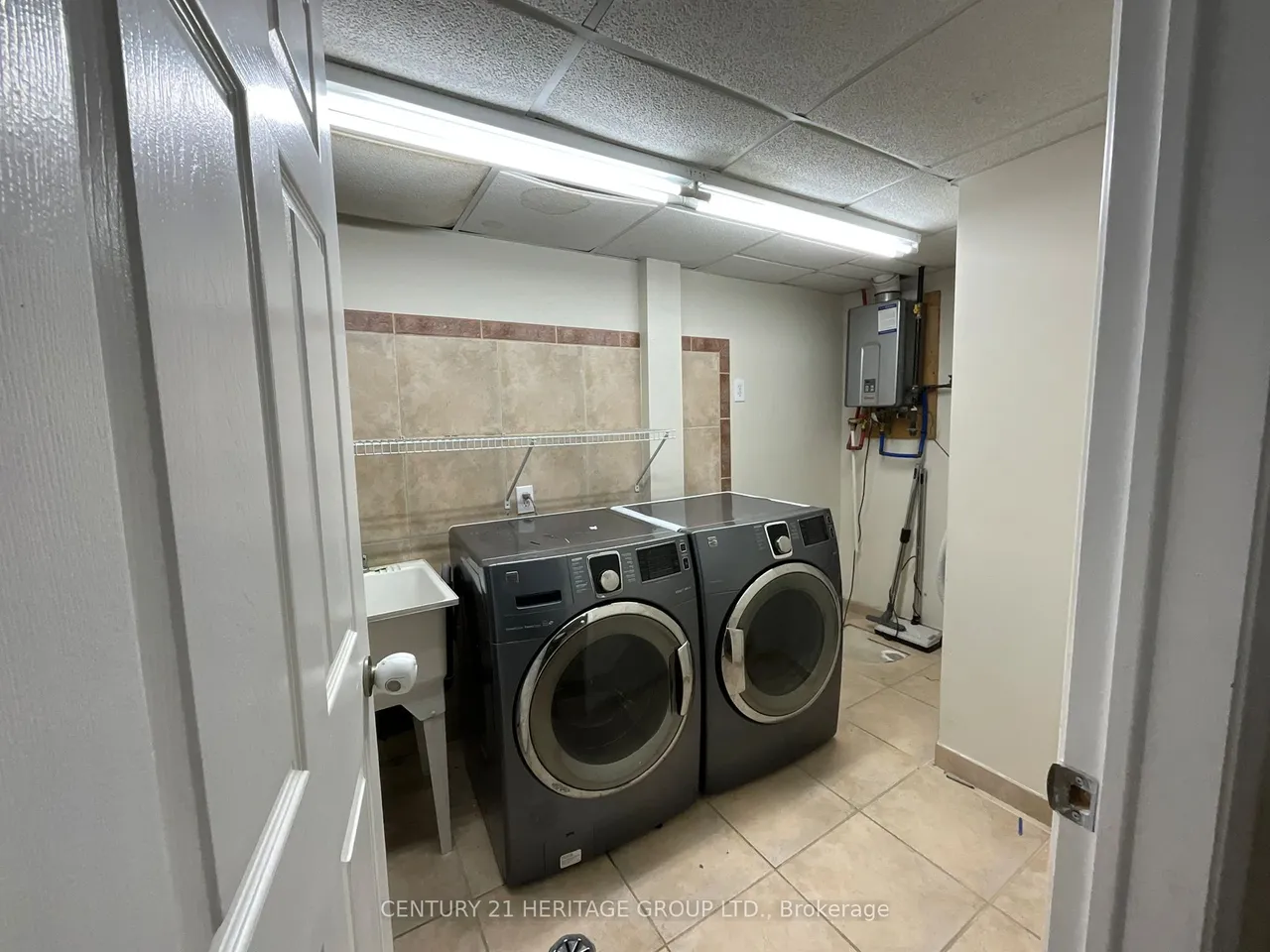 305 Sandringham Drive — photo 34