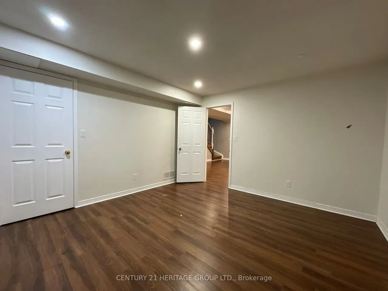 305 Sandringham Drive — photo 33