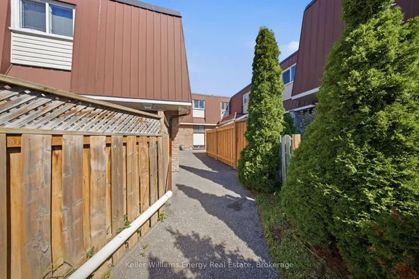1333 Mary Street N — photo 2