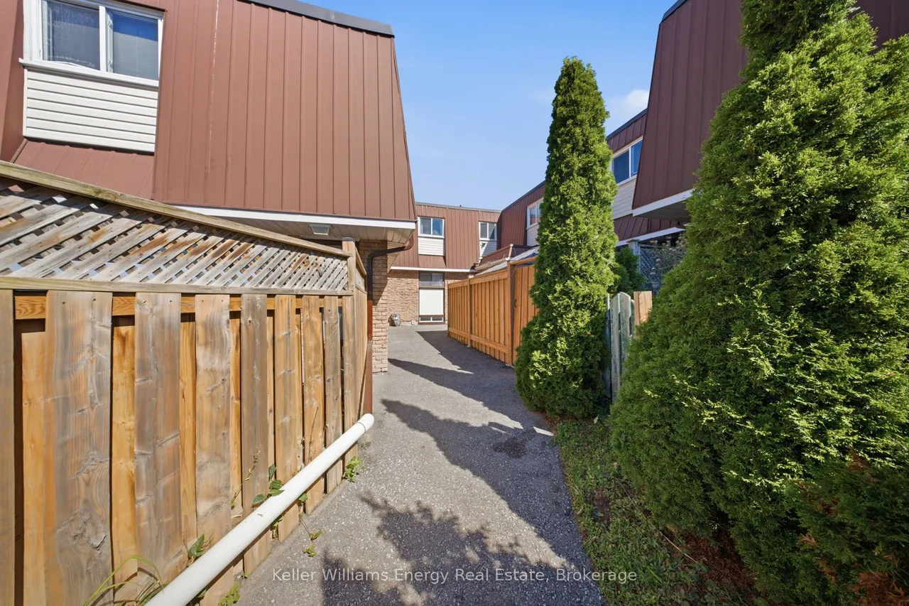 1333 Mary Street N — photo 2