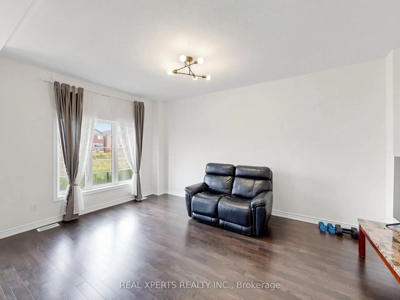 1129 Cameo Street — photo 3