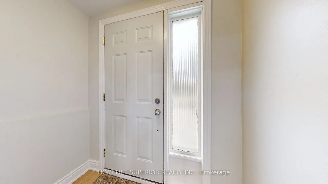 380 Vancouver Crescent — photo 3