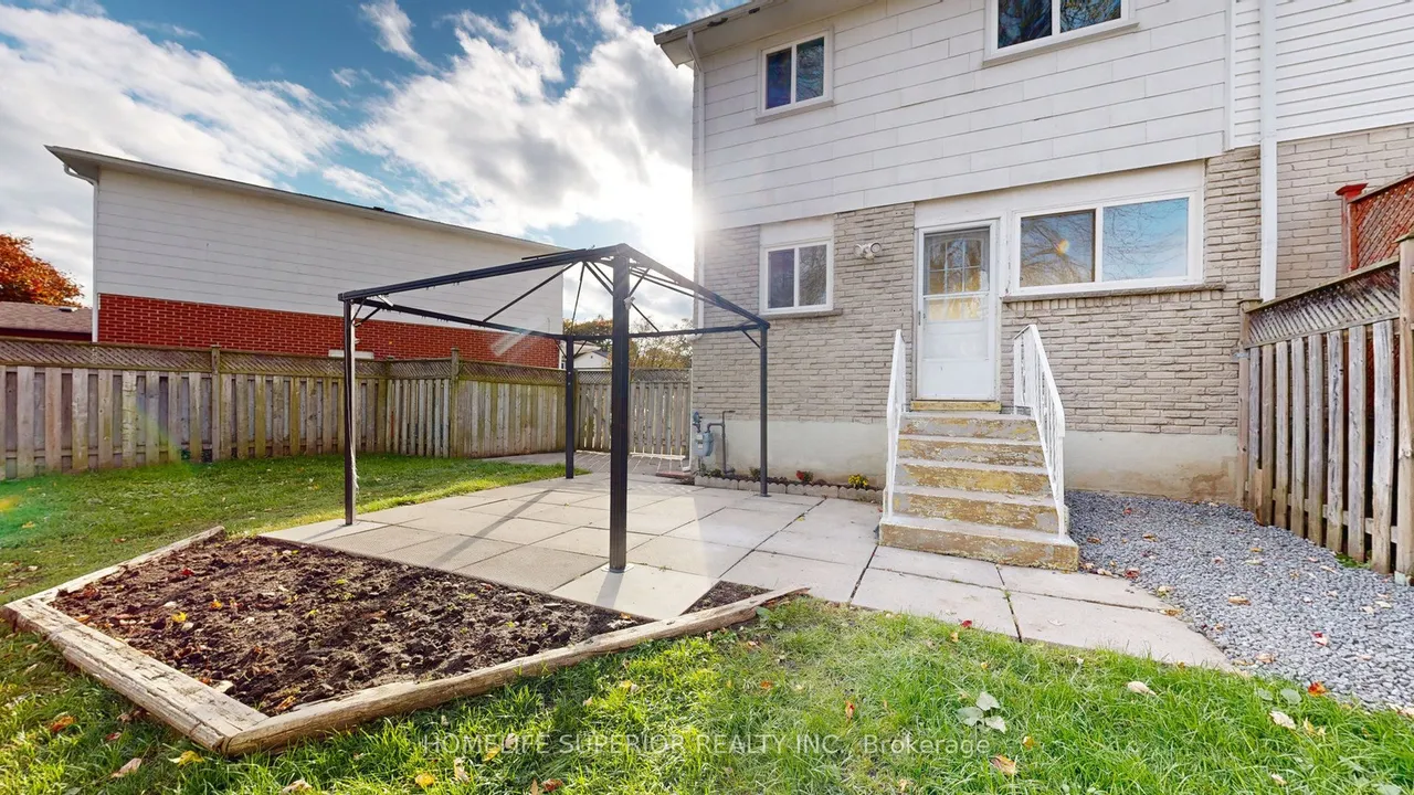 380 Vancouver Crescent — photo 36