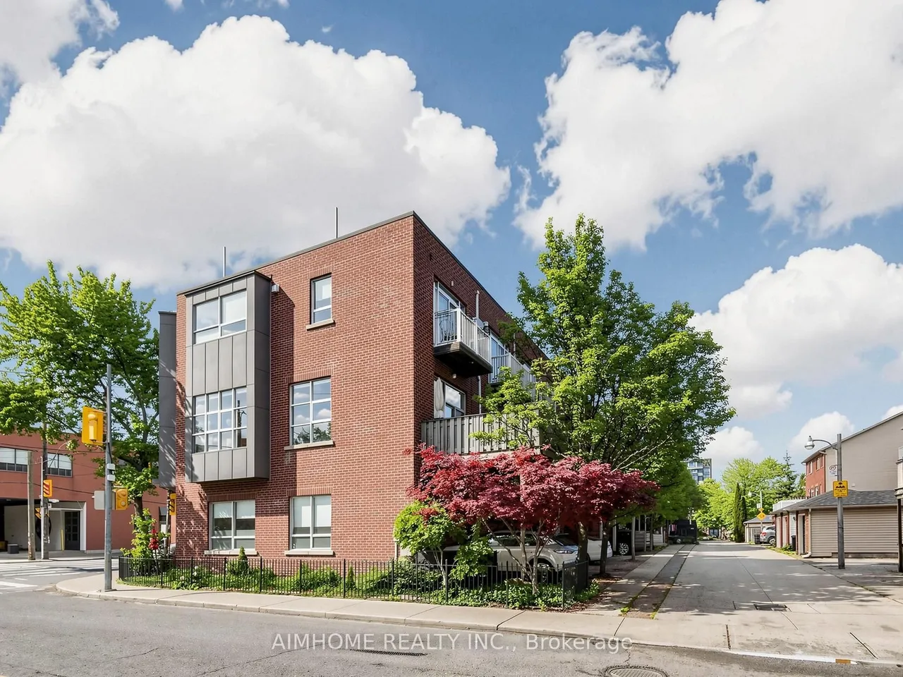 1089 Dundas Street E