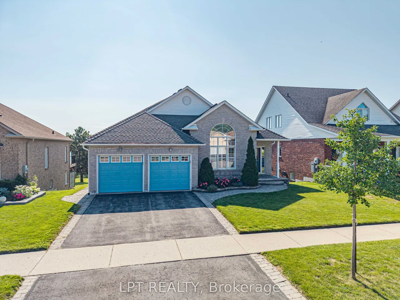 219 Waterbury Crescent — photo 2