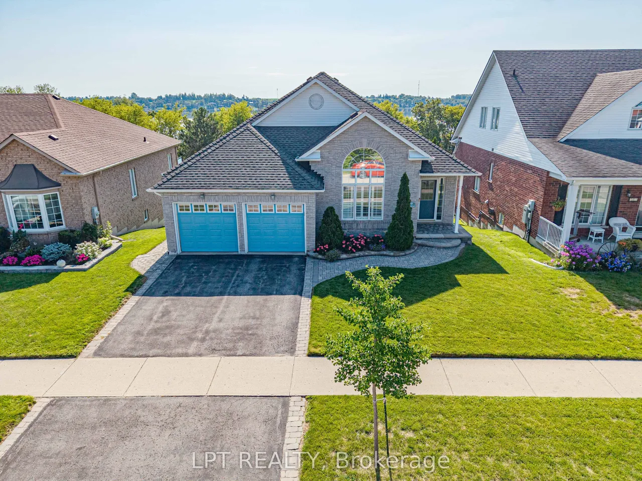 219 Waterbury Crescent — photo 3