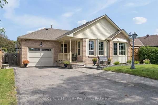 814 Lochness Crescent — photo 2