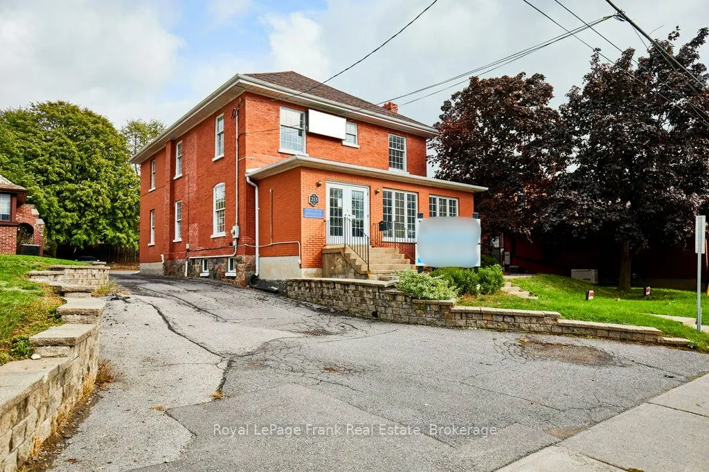 215 Simcoe Street N — photo 3