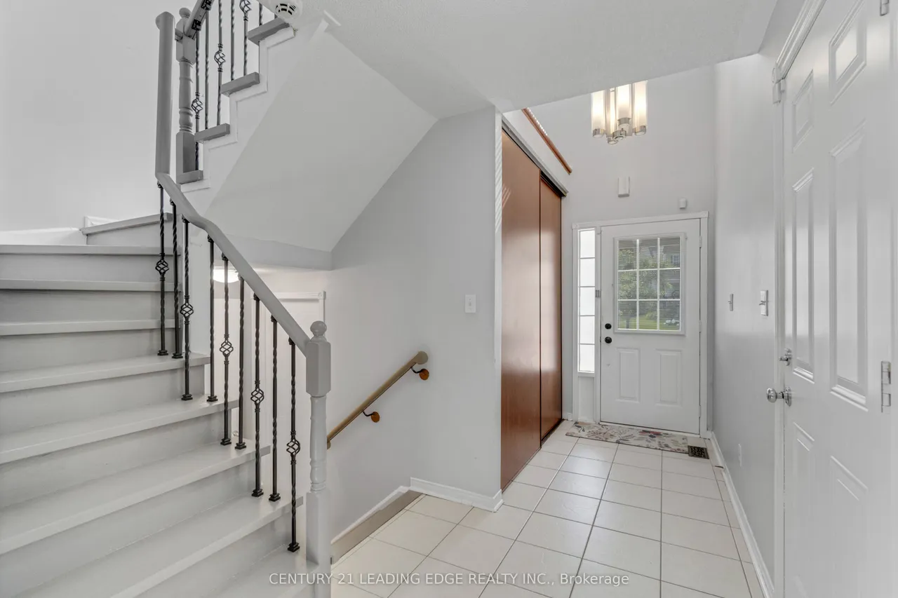 1296 Ashgrove Crescent — photo 3