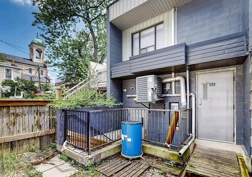 588 Danforth Avenue — photo 31
