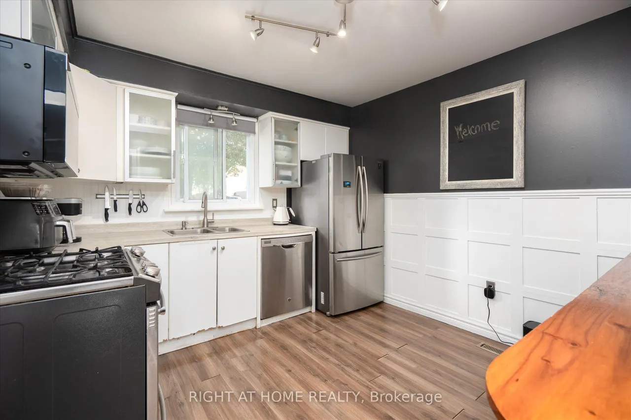 1306 Fenelon Crescent — photo 3