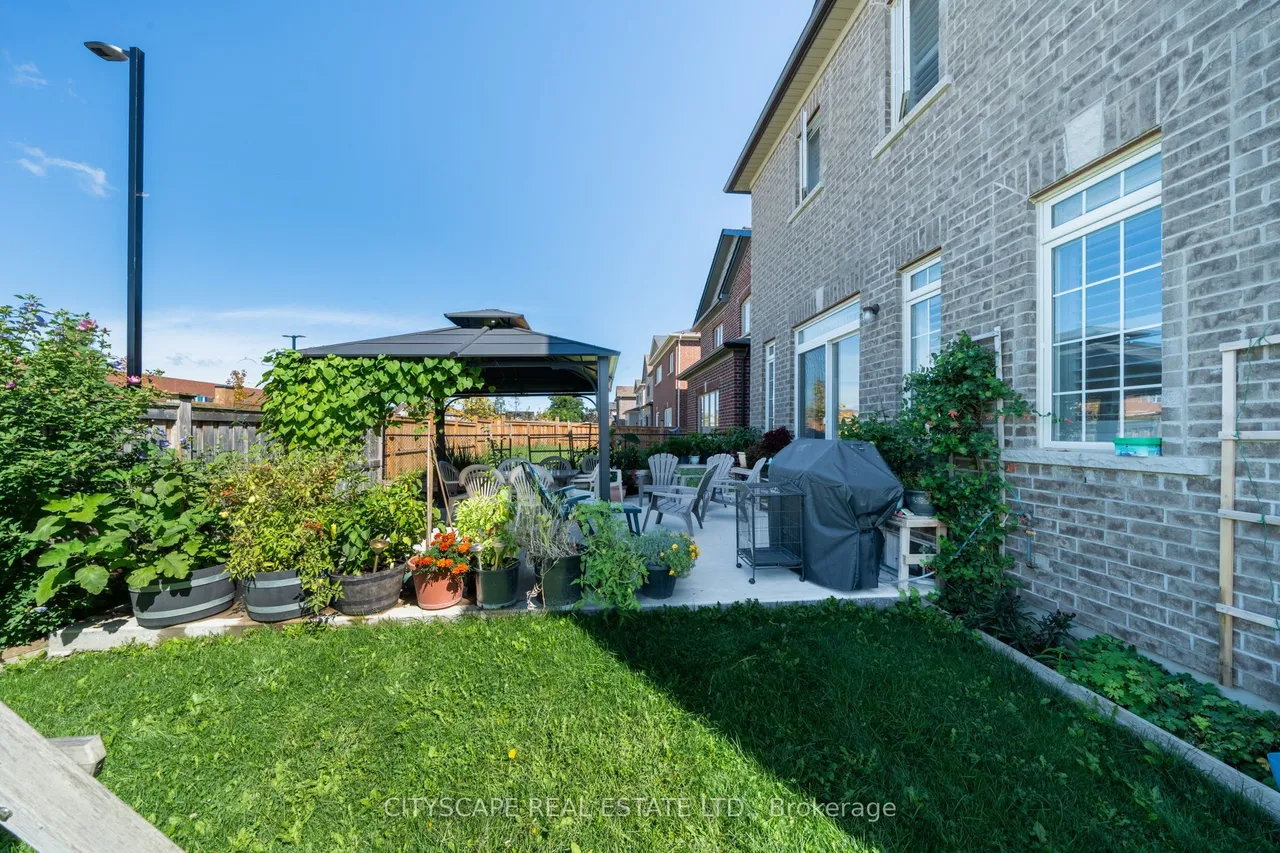 250 Crombie Street — photo 49