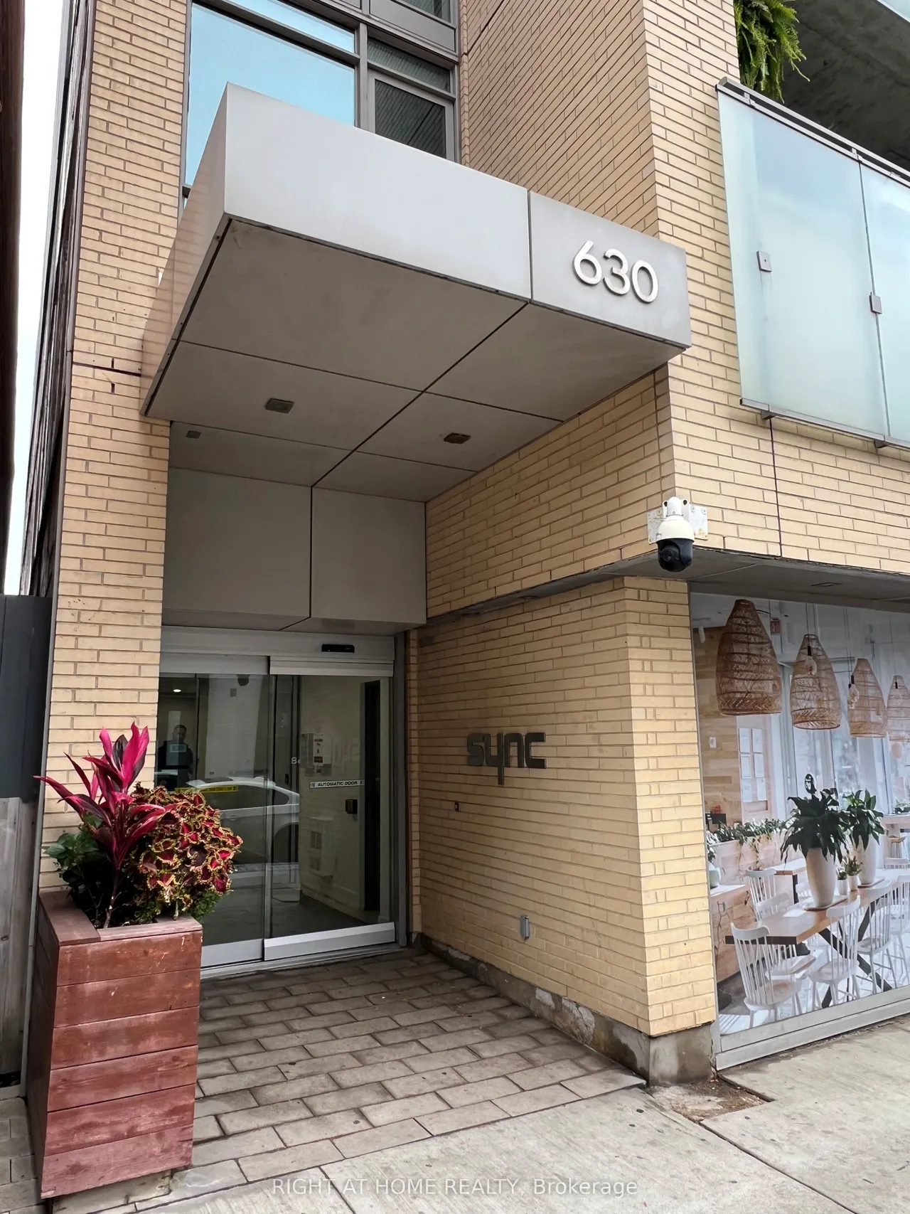 630 Queen Street E — photo 3