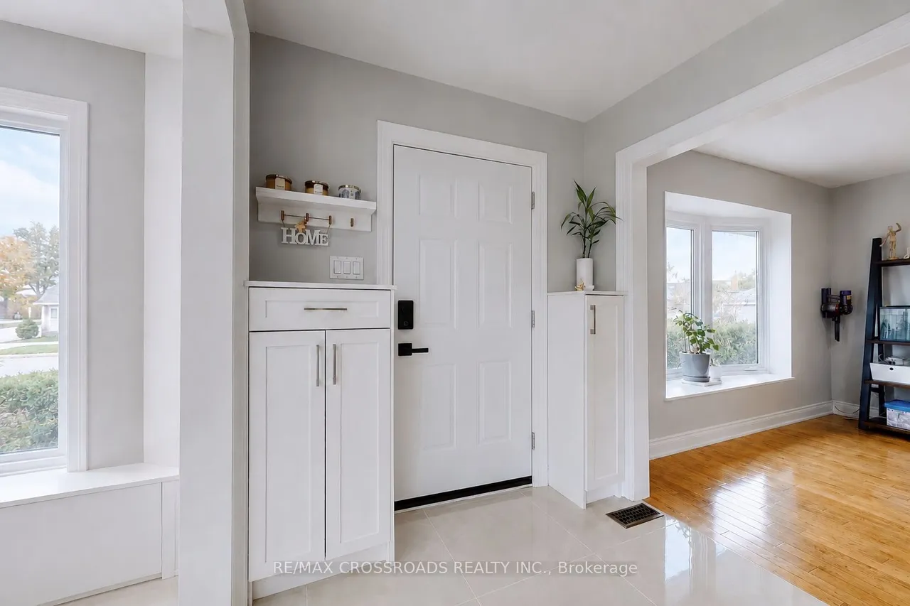49 King Louis Crescent — photo 3