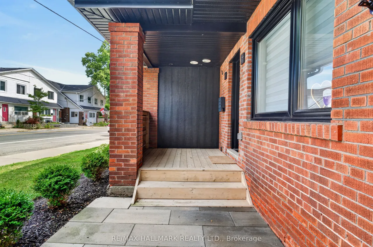 1709 Dundas Street E