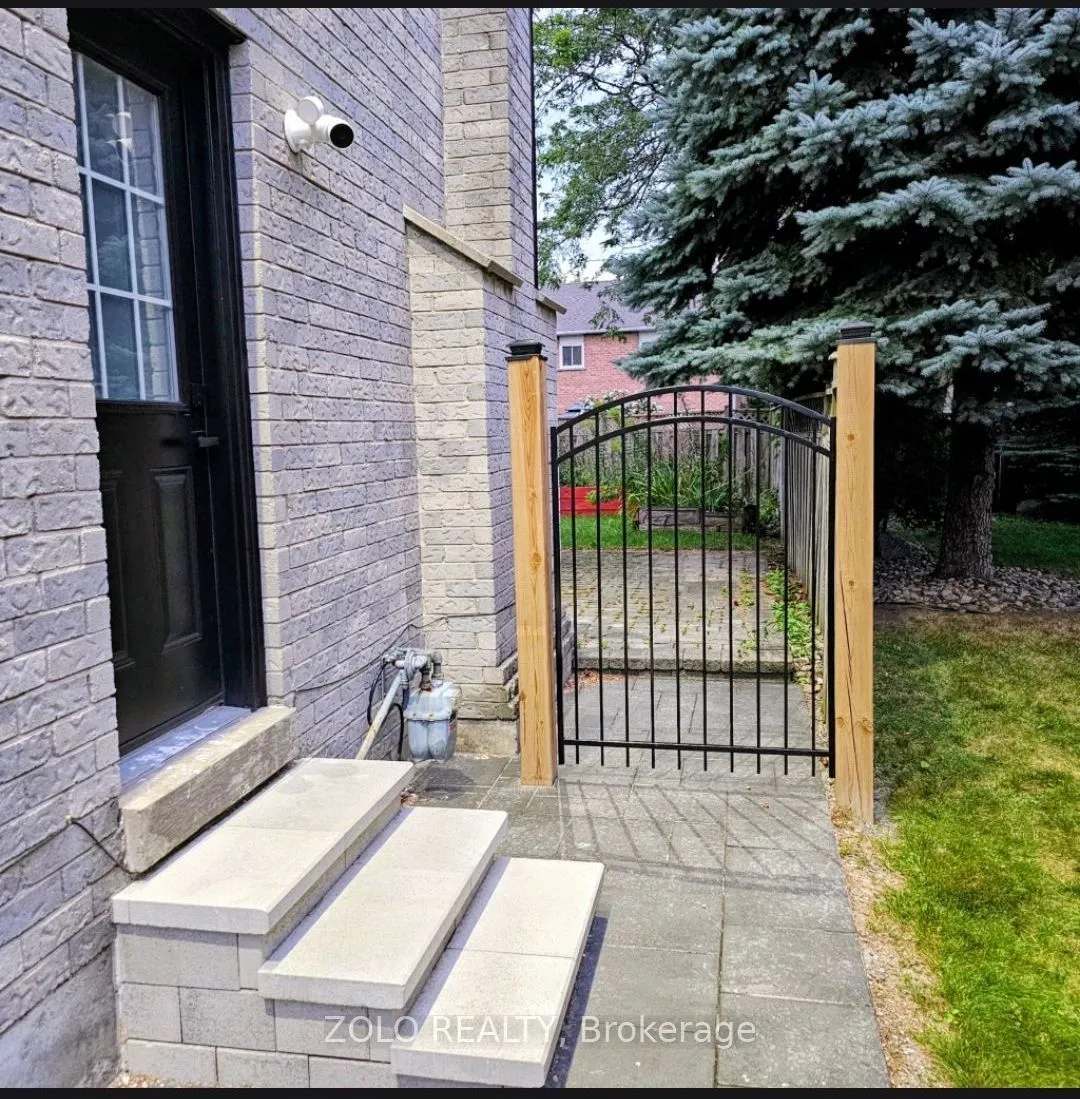 16 Bentonwood Crescent — photo 2