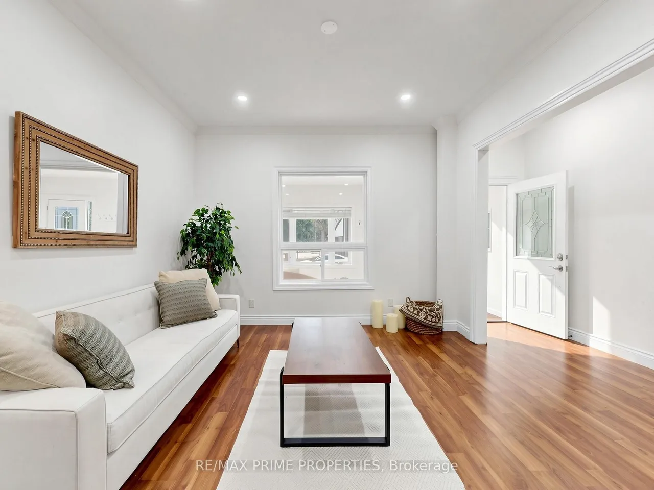 18 Dentonia Park Avenue S — photo 2