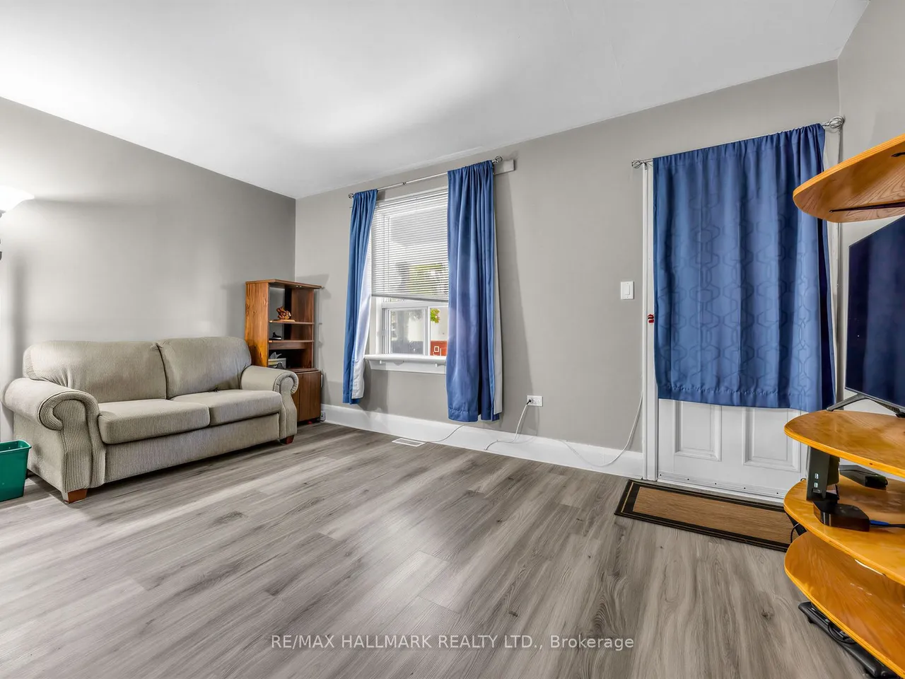 201 Linsmore Crescent — photo 3