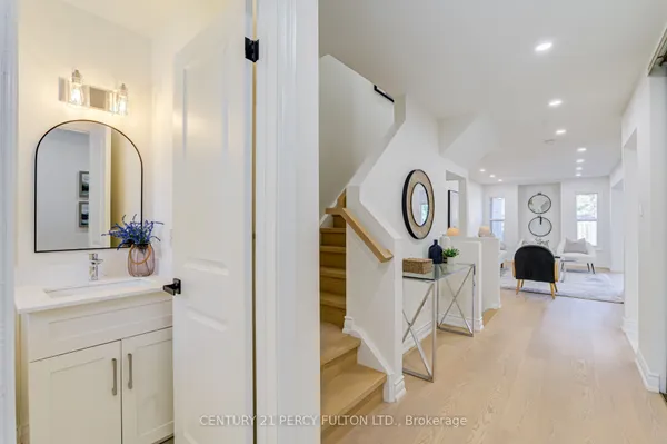 33 Lorna Rae Boulevard — photo 2