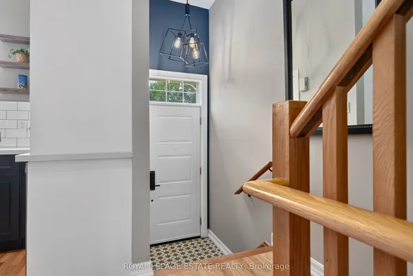 2112 Dundas Street E — photo 2
