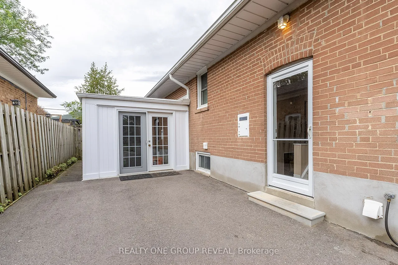 20 Basildon Crescent — photo 29