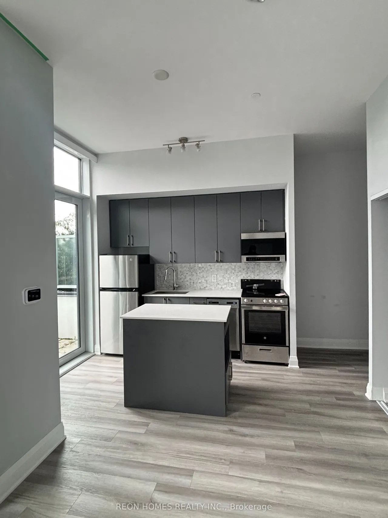 3220 Sheppard Avenue E — photo 3